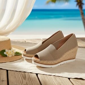 Gentle Souls by Kenneth Cole Women's Elyssa Wedge Platform Size 9